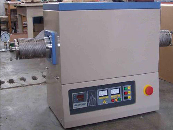 Horizontal high-temperature furnace with guarded end fittings, pressure gauge and front operating controls